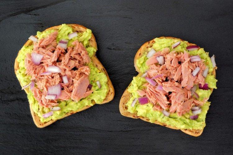 Sándwiches de aguacate, atún y jalapeños encurtidos