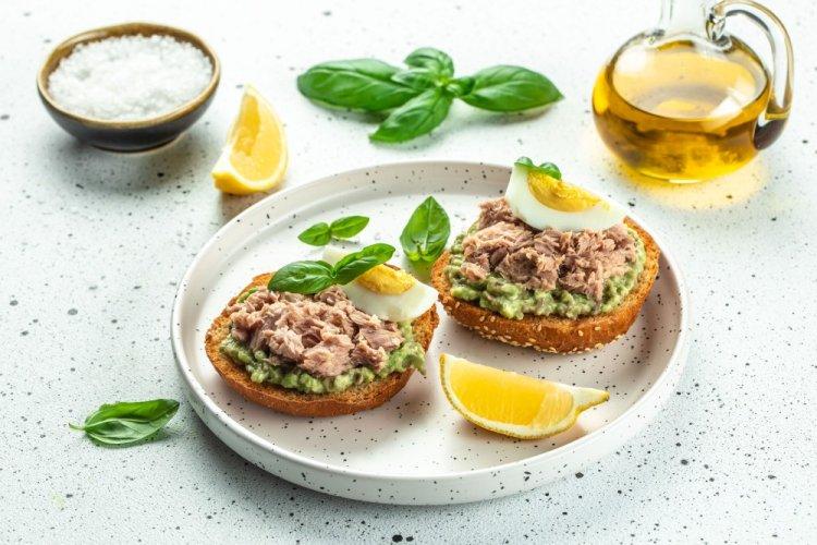 Sándwiches de atún, aguacate y huevo