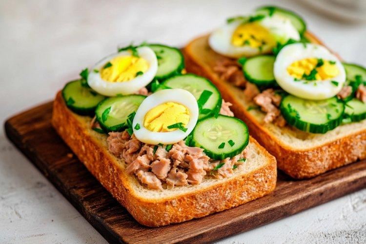 Sándwiches de aguacate, atún y pepino