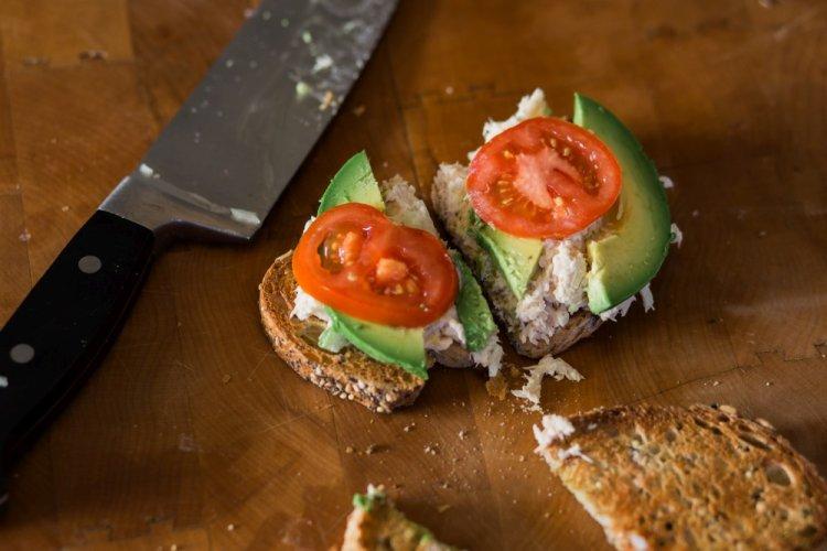 Sándwiches de aguacate, atún y tomates cherry