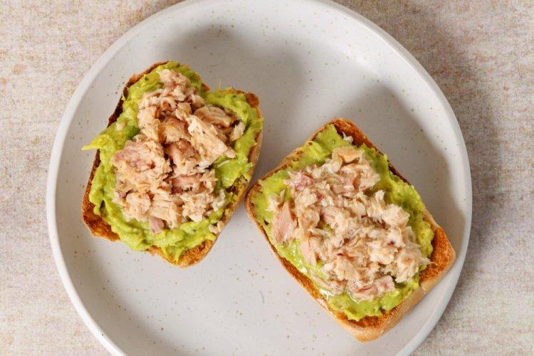Sándwiches de atún, aguacate y queso crema