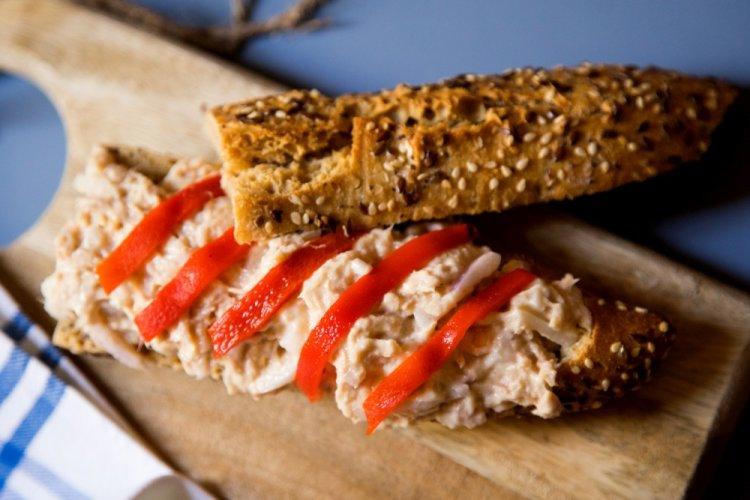 Sándwiches de atún, aguacate y pimiento morrón
