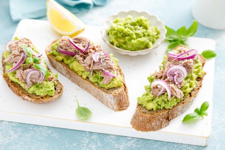 Sándwiches de atún y guacamole de aguacate