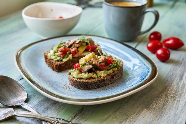 Sándwiches de aguacate, atún y tomates secos