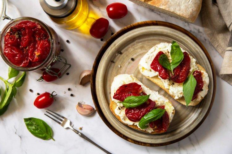 Sandwiches with Mozzarella and Sun-Dried Tomatoes