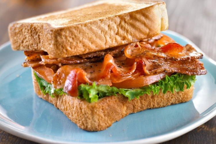 Sandwiches with Bacon, Sun-Dried Tomatoes, and Arugula