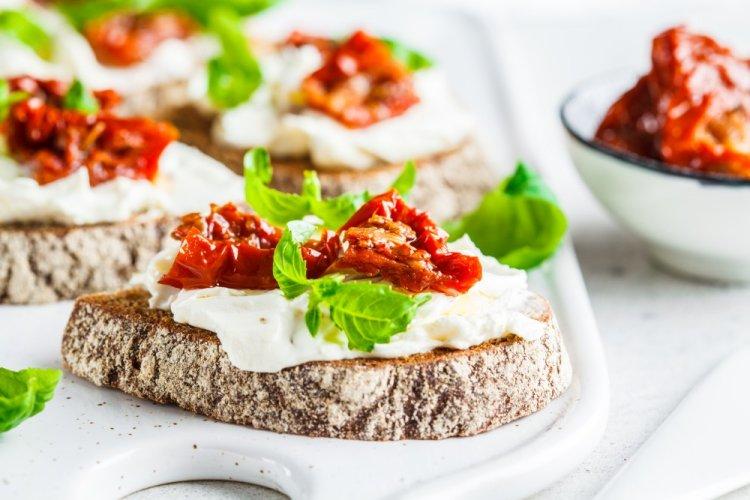 Sandwiches with Cream Cheese and Sun-Dried Tomatoes