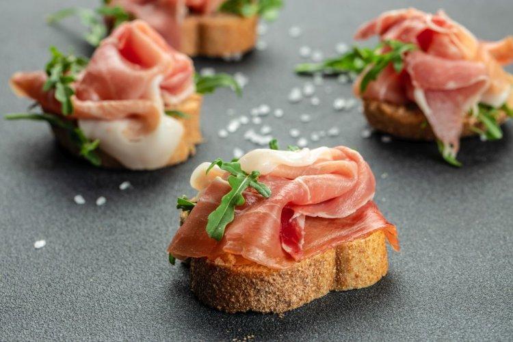 Sandwiches with Sun-Dried Tomatoes and Jamon