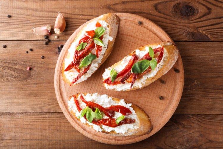 Sandwiches with Sun-Dried Tomatoes and Feta