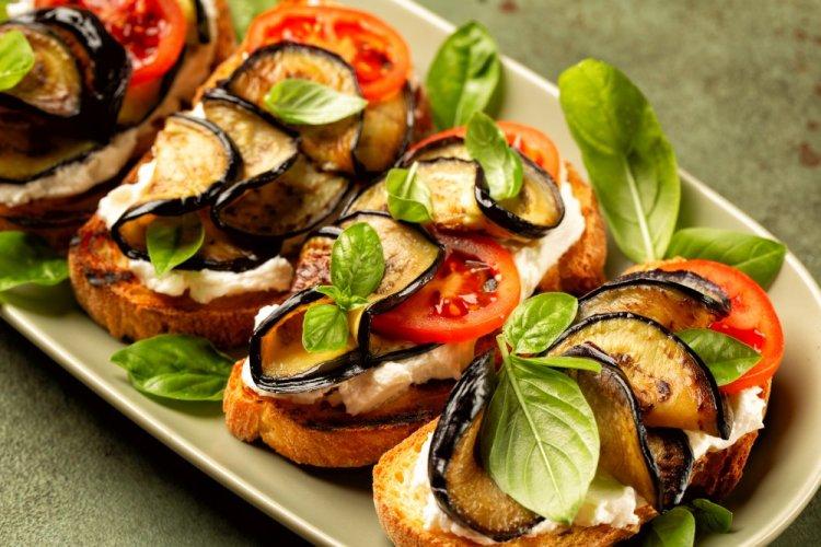 Sandwiches with Sun-Dried Tomatoes and Baked Eggplant