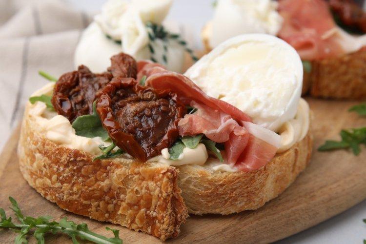 Sun-Dried Tomato, Ham, and Arugula Sandwiches