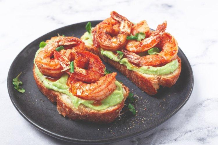 Sándwiches de camarones, aguacate y ajo