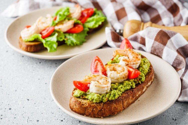 Sándwiches de aguacate, camarones y tomates cherry