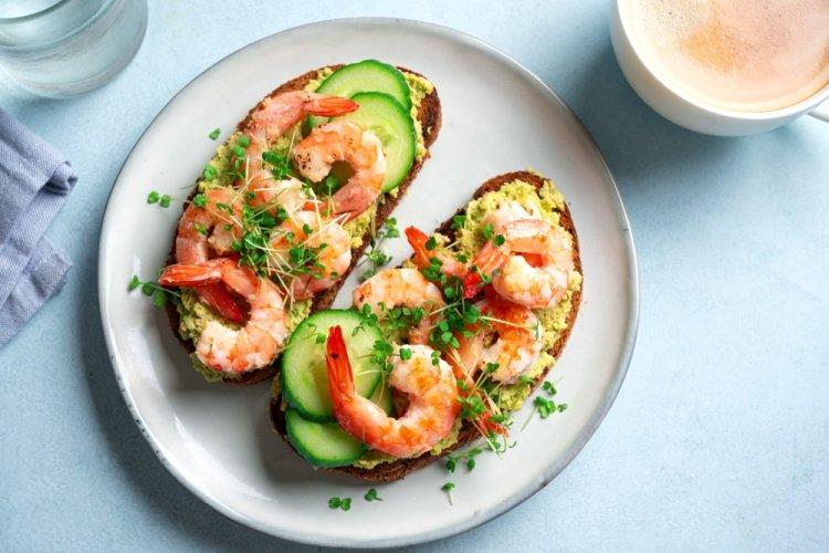 Sándwiches de aguacate, camarones y pepino