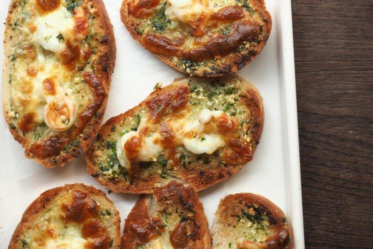 Sándwiches calientes de aguacate, camarones y queso