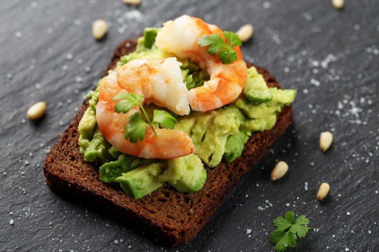 Sándwiches de camarones, aguacate y salsa pesto