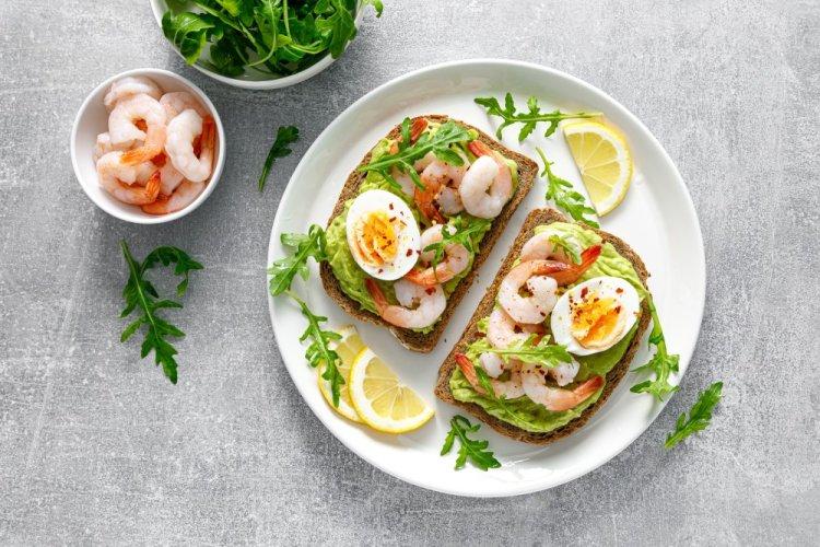 Sándwiches de aguacate, camarones y huevo