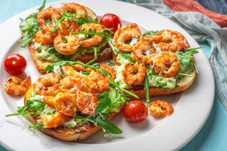 Sándwiches de camarones, aguacate y rúcula