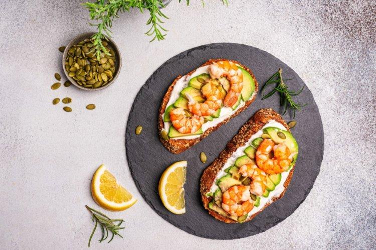 Sándwiches de aguacate, camarones, alcaparras y ralladura de limón
