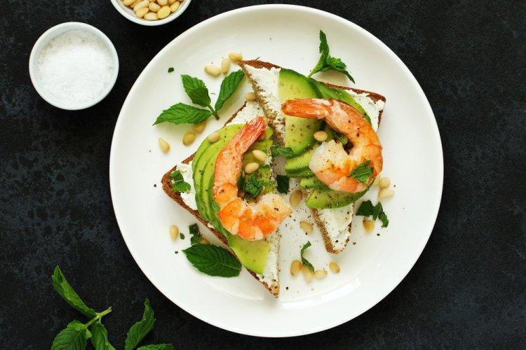 Sándwiches de camarones, aguacate y mantequilla de ajo