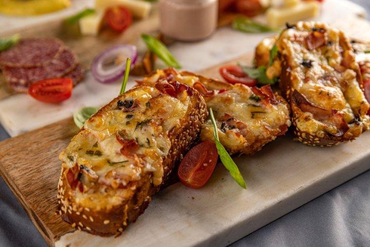 Sándwiches de tocino, tomate y queso en freidora de aire
