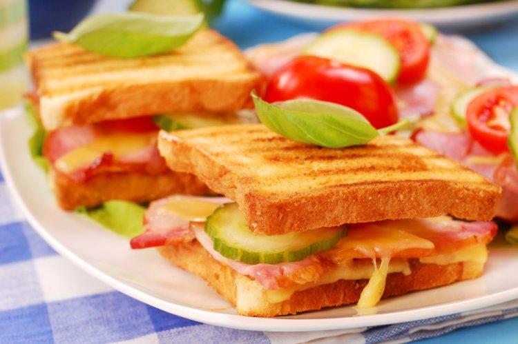 Sándwiches de tocino, pepinillos y queso en freidora de aire