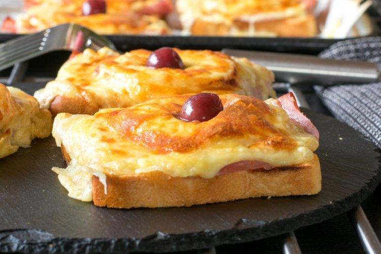 Sándwiches de tocino, piña y queso en freidora de aire