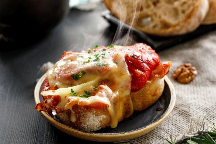 Sándwiches de tocino, pimiento y queso en freidora de aire