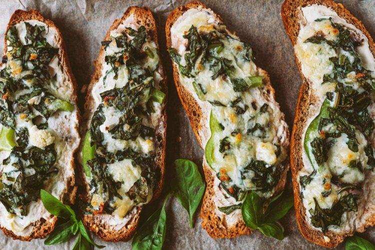 Sándwiches de tocino, queso y espinacas en freidora de aire