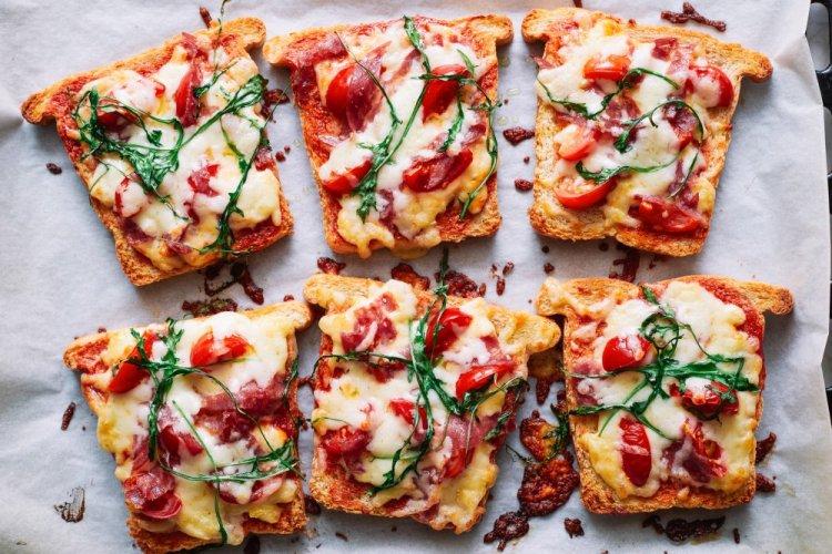 Sándwiches con salchicha, tomate y queso en freidora de aire