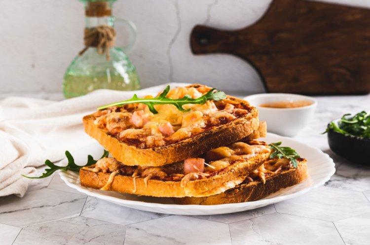 Sándwiches con salchicha, zanahoria coreana y queso en freidora de aire
