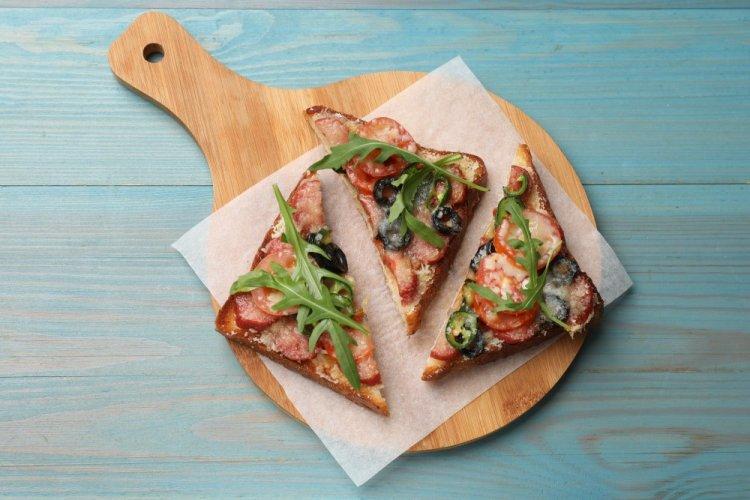 Sándwiches con salchicha, queso fundido y aceitunas en freidora de aire