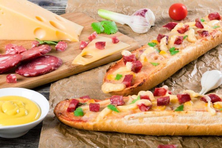 Sándwiches con salchicha, maíz y queso en freidora de aire