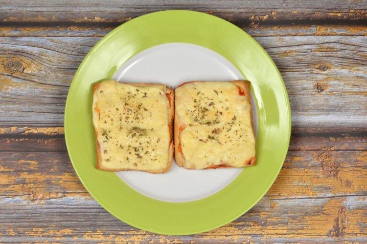 Sándwiches con tomates secos, salchicha y queso en freidora de aire