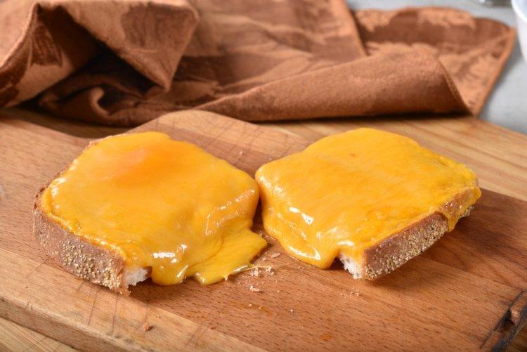 Sándwiches con salchicha, queso y pepinillo en freidora de aire