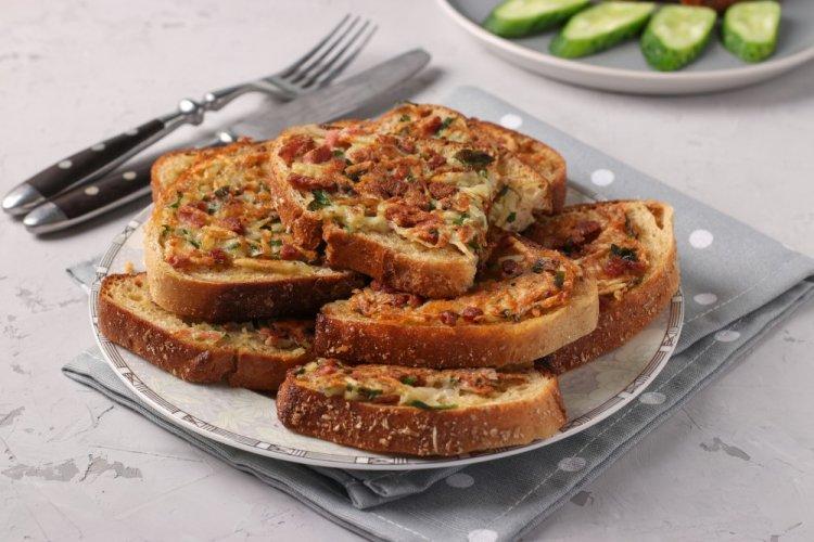 Sándwiches con salchicha, pimiento morrón y queso en freidora de aire