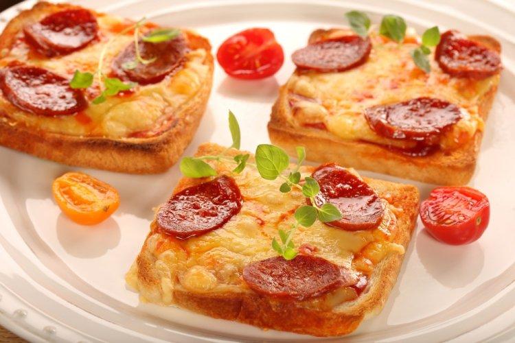 Sándwiches con salchicha y queso crema en freidora de aire