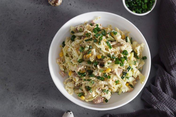 Ensalada con col china, pollo ahumado y picatostes