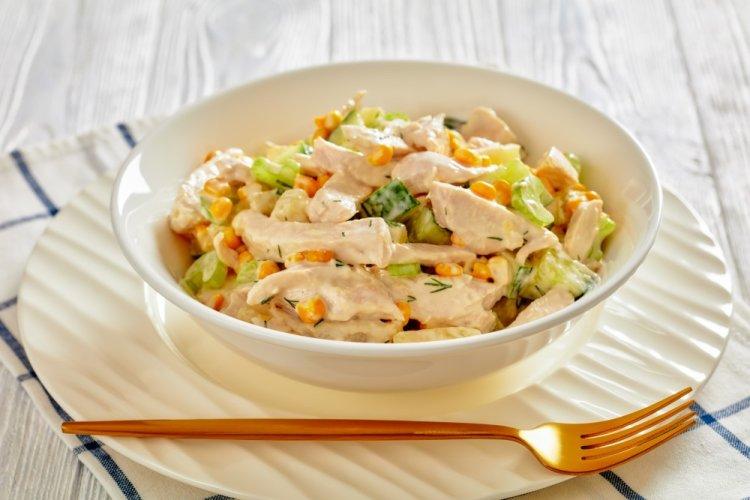 Ensalada con pollo ahumado, pepinos y maíz