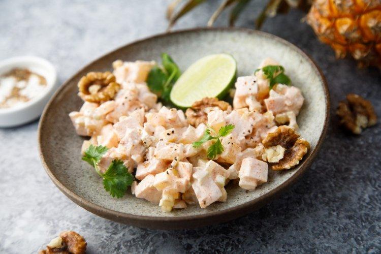 Ensalada con pollo ahumado, piña y nueces