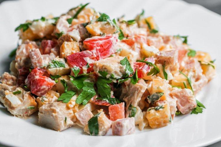 Ensalada con tomates, pollo ahumado y queso