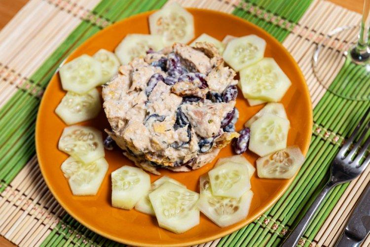 Ensalada con frijoles, pollo ahumado y pepinillos