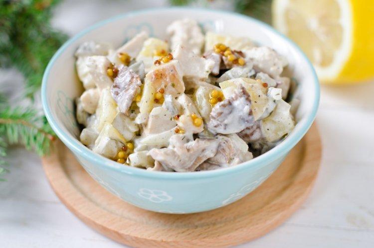 Ensalada con pollo ahumado y champiñones marinados