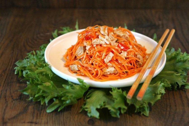 Ensalada con pollo ahumado, zanahoria coreana y pimiento morrón
