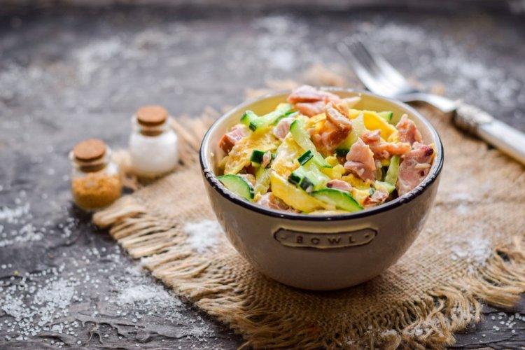 Ensalada con palitos de cangrejo, pollo ahumado y maíz