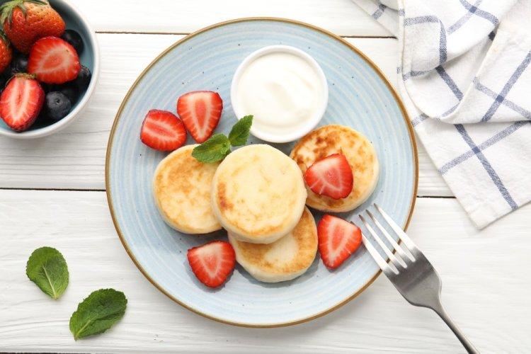 Syrniki de requesón con sémola y crema agria