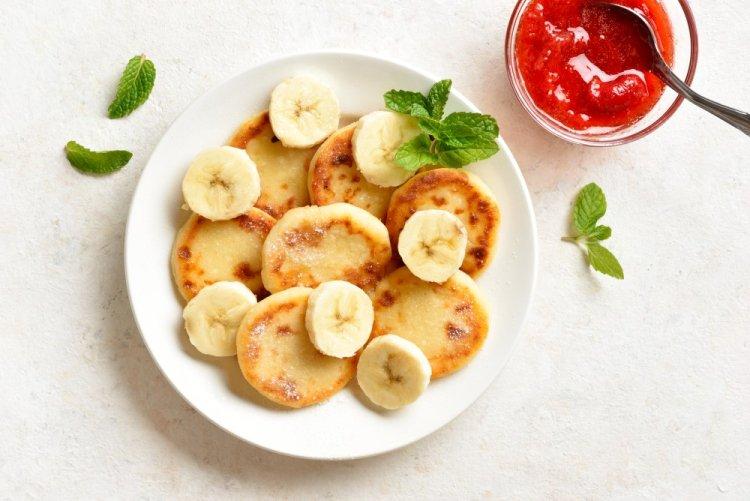 Syrniki con requesón, sémola y plátano