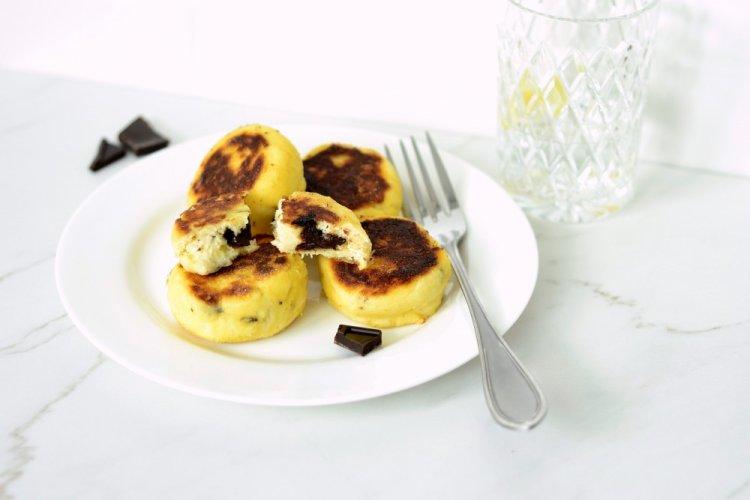 Syrniki de requesón con sémola y relleno de chocolate