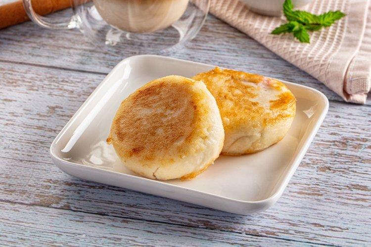 Syrniki de requesón con sémola y queso