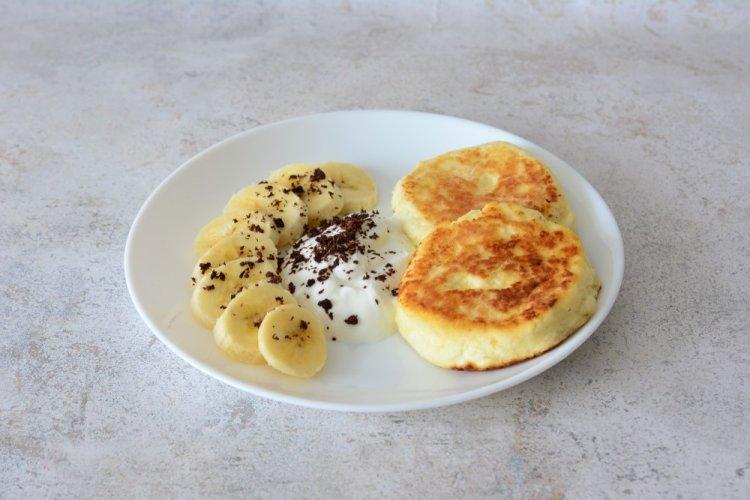 Syrniki saludables de requesón con sémola al horno